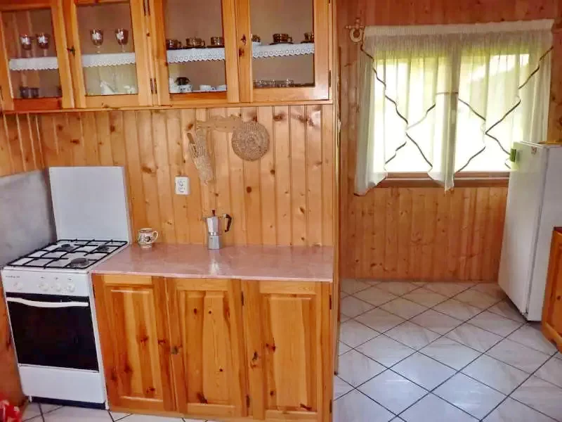 Izvoare Cazare | Cabană (K0390-23) Imaginea poate fi supusă drepturilor de autor. Se recomandă contactarea titularului drepturilor.