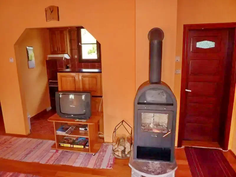 Izvoare Cazare | Cabană (K0404-17) Imaginea poate fi supusă drepturilor de autor. Se recomandă contactarea titularului drepturilor.