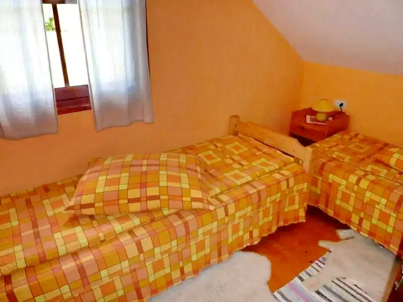 Izvoare Cazare | Cabană (K0404-22) Imaginea poate fi supusă drepturilor de autor. Se recomandă contactarea titularului drepturilor.