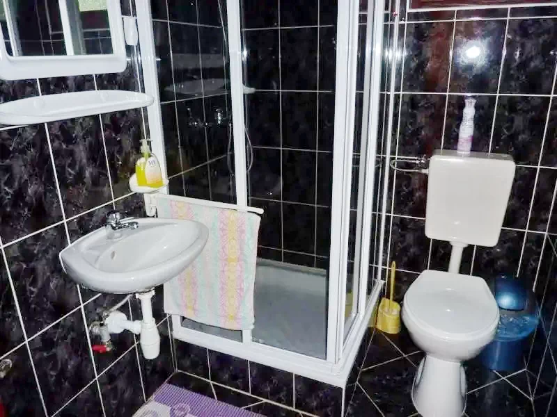 Izvoare Cazare | Cabană (K0404-23) Imaginea poate fi supusă drepturilor de autor. Se recomandă contactarea titularului drepturilor.