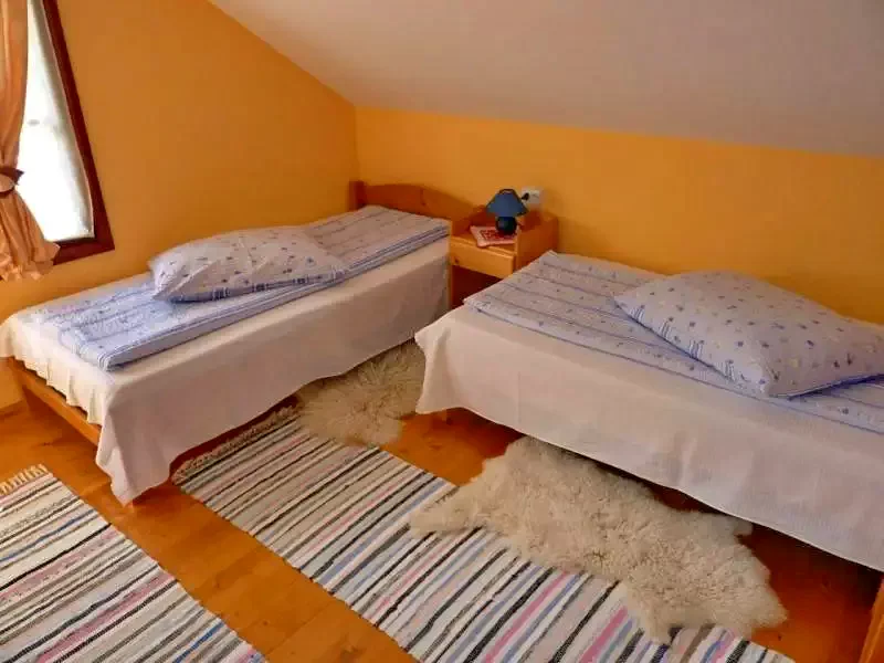 Izvoare Cazare | Cabană (K0404-25) Imaginea poate fi supusă drepturilor de autor. Se recomandă contactarea titularului drepturilor.