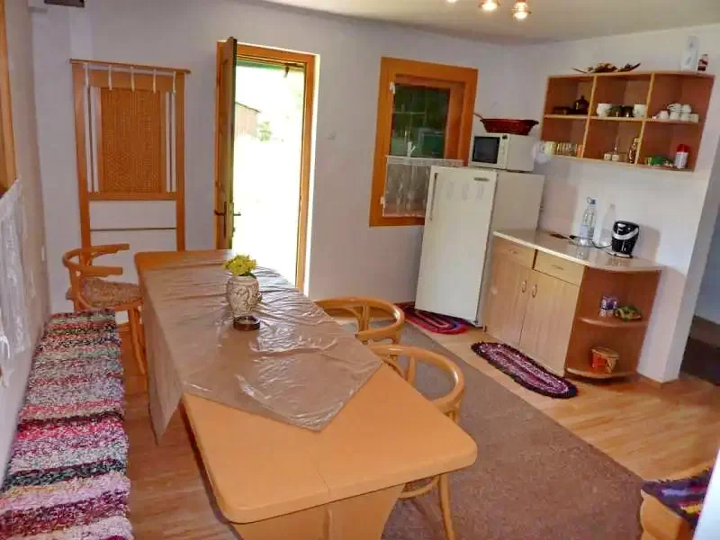 Izvoare Cazare | Cabană (K0519-12) Imaginea poate fi supusă drepturilor de autor. Se recomandă contactarea titularului drepturilor.