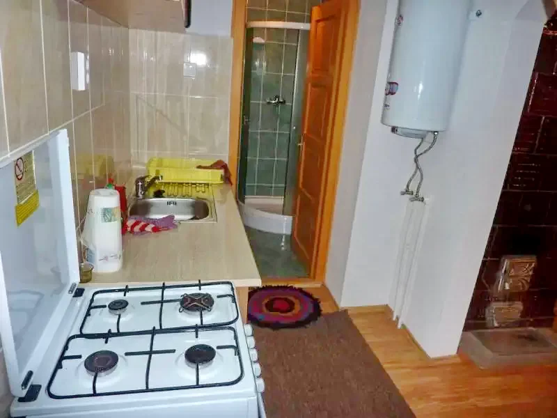 Izvoare Cazare | Cabană (K0519-15) Imaginea poate fi supusă drepturilor de autor. Se recomandă contactarea titularului drepturilor.
