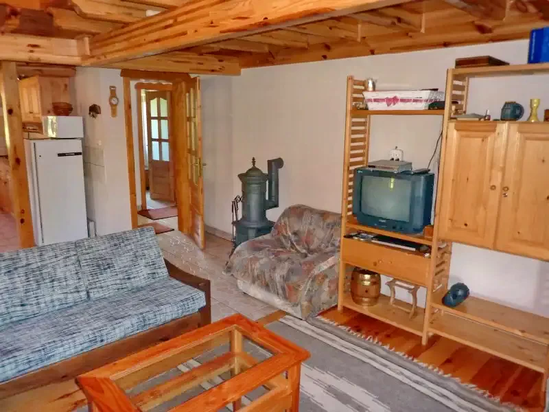 Izvoare Cazare | Cabană (K0723-4) Imaginea poate fi supusă drepturilor de autor. Se recomandă contactarea titularului drepturilor.