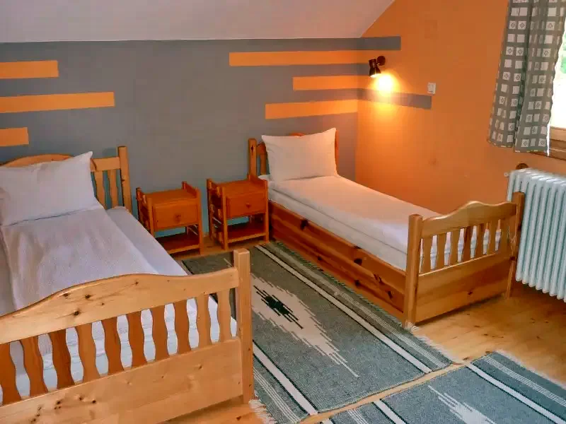 Izvoare Cazare | Cabană (K0723-6) Imaginea poate fi supusă drepturilor de autor. Se recomandă contactarea titularului drepturilor.