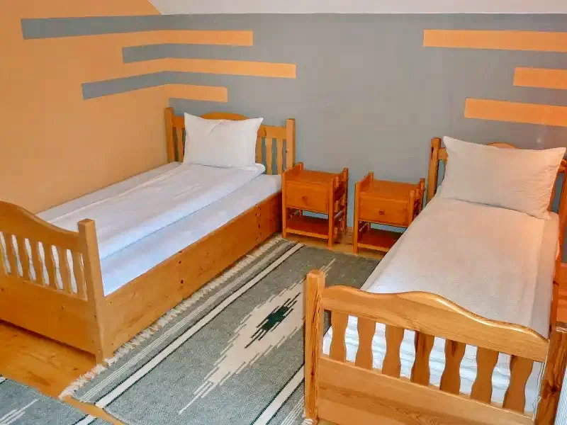 Izvoare Cazare | Cabană (K0723-8) Imaginea poate fi supusă drepturilor de autor. Se recomandă contactarea titularului drepturilor.