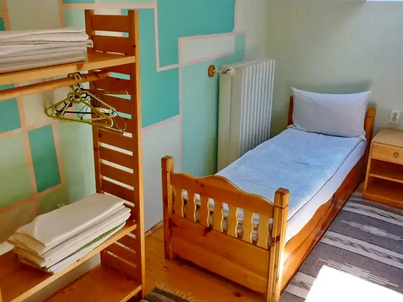 Izvoare Cazare | Cabană (K0723-12) Imaginea poate fi supusă drepturilor de autor. Se recomandă contactarea titularului drepturilor.