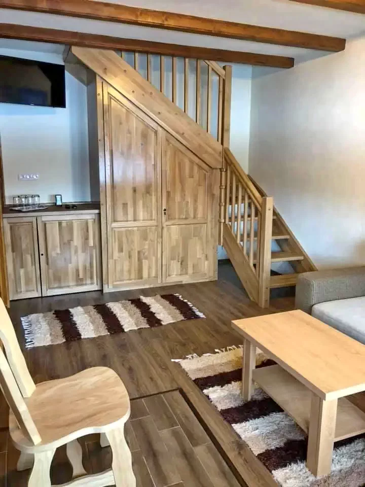 Izvoare Cazare | Cabană (K1283-15) Imaginea poate fi supusă drepturilor de autor. Se recomandă contactarea titularului drepturilor.
