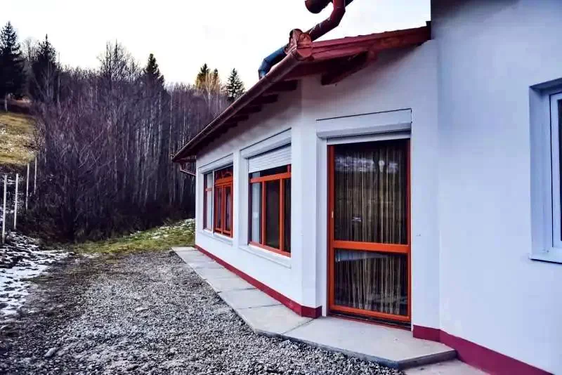 Izvoare Cazare | Cabană (K1252-3) Imaginea poate fi supusă drepturilor de autor. Se recomandă contactarea titularului drepturilor.