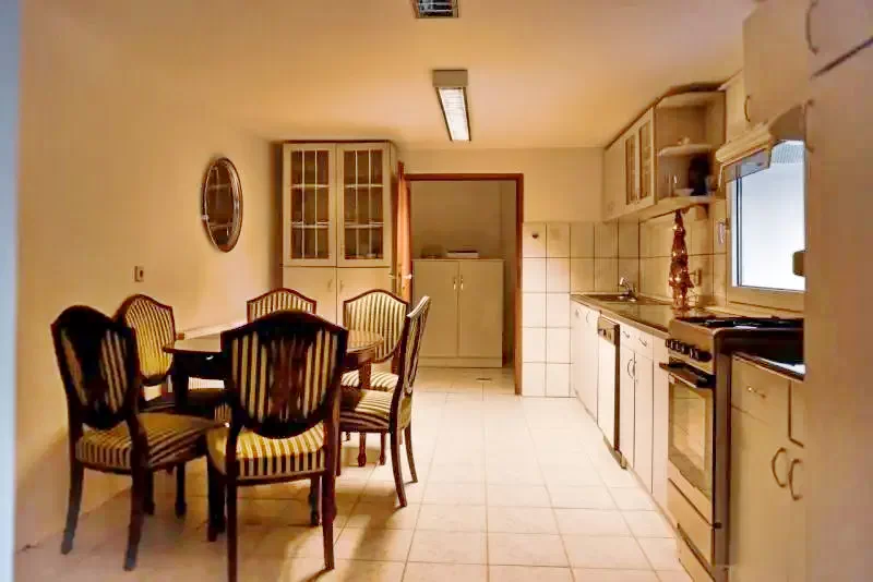 Izvoare Cazare | Cabană (K1252-7) Imaginea poate fi supusă drepturilor de autor. Se recomandă contactarea titularului drepturilor.
