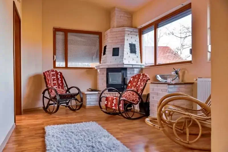 Izvoare Cazare | Cabană (K1252-9) Imaginea poate fi supusă drepturilor de autor. Se recomandă contactarea titularului drepturilor.