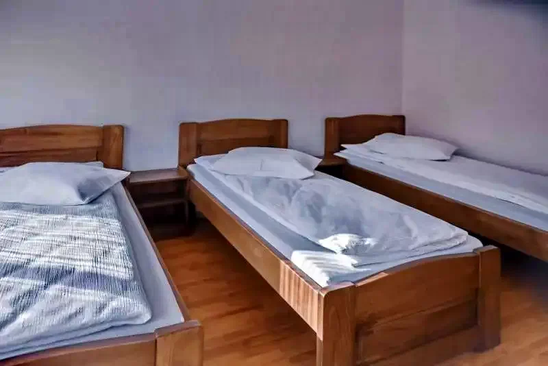 Izvoare Cazare | Cabană (K1252-18) Imaginea poate fi supusă drepturilor de autor. Se recomandă contactarea titularului drepturilor.