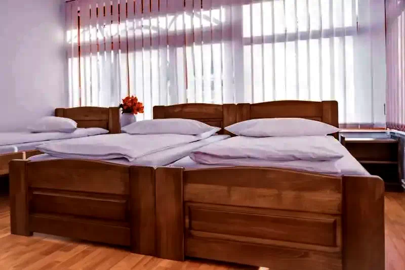 Izvoare Cazare | Cabană (K1252-24) Imaginea poate fi supusă drepturilor de autor. Se recomandă contactarea titularului drepturilor.