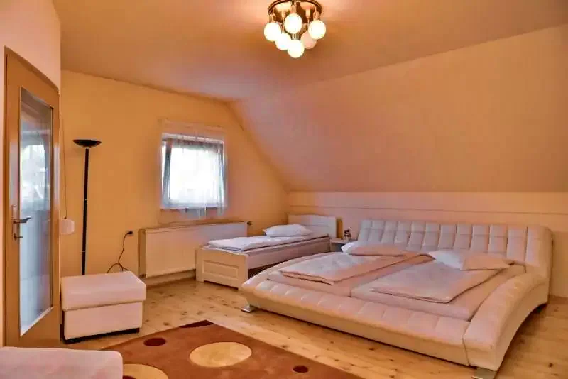 Izvoare Cazare | Cabană (K1252-29) Imaginea poate fi supusă drepturilor de autor. Se recomandă contactarea titularului drepturilor.