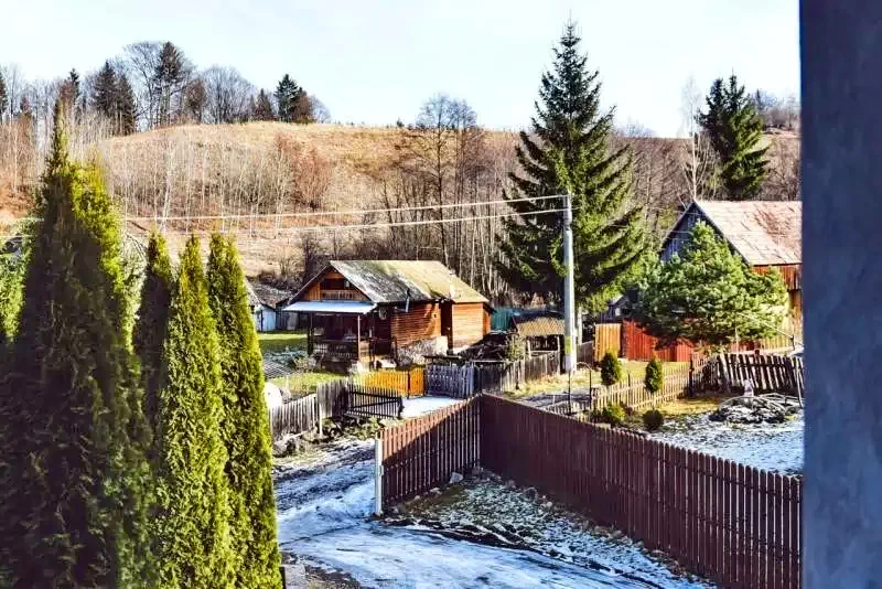 Izvoare Cazare | Cabană (K1252-36) Imaginea poate fi supusă drepturilor de autor. Se recomandă contactarea titularului drepturilor.