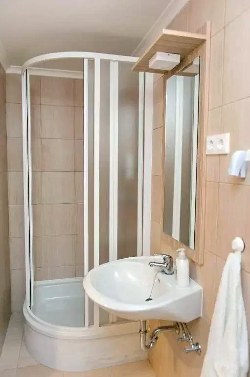 Ionești Cazare | Hotel**** (K1349-7) Imaginea poate fi supusă drepturilor de autor. Se recomandă contactarea titularului drepturilor.