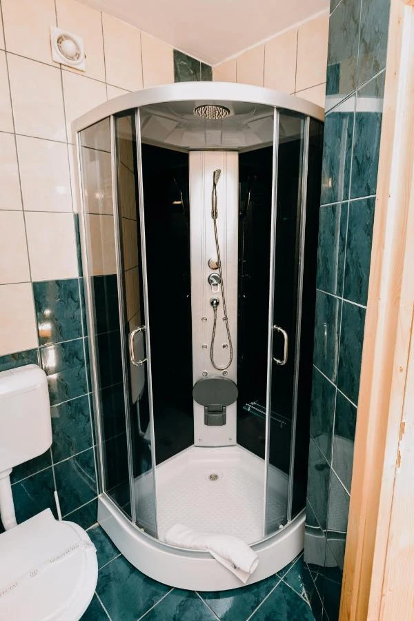 Gheorgheni Cazare | Pensiune (K1562-9) Imaginea poate fi supusă drepturilor de autor. Se recomandă contactarea titularului drepturilor.