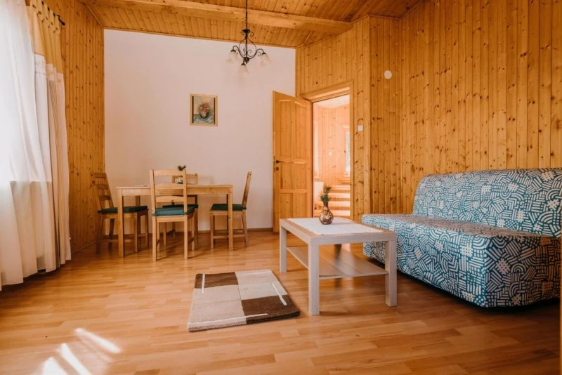 Gheorgheni Cazare | Pensiune (K1562-32) Imaginea poate fi supusă drepturilor de autor. Se recomandă contactarea titularului drepturilor.