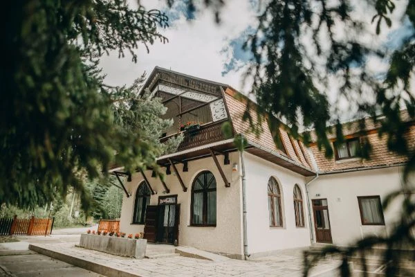 Gheorgheni Cazare | Pensiune (K1562-48) Imaginea poate fi supusă drepturilor de autor. Se recomandă contactarea titularului drepturilor.