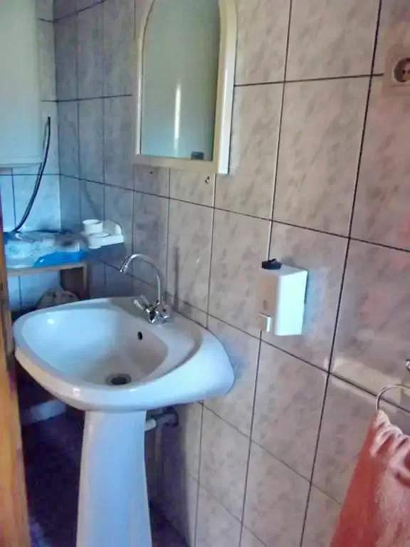 Barajul Zetea Cazare | Cabană (K0343-23) Imaginea poate fi supusă drepturilor de autor. Se recomandă contactarea titularului drepturilor.