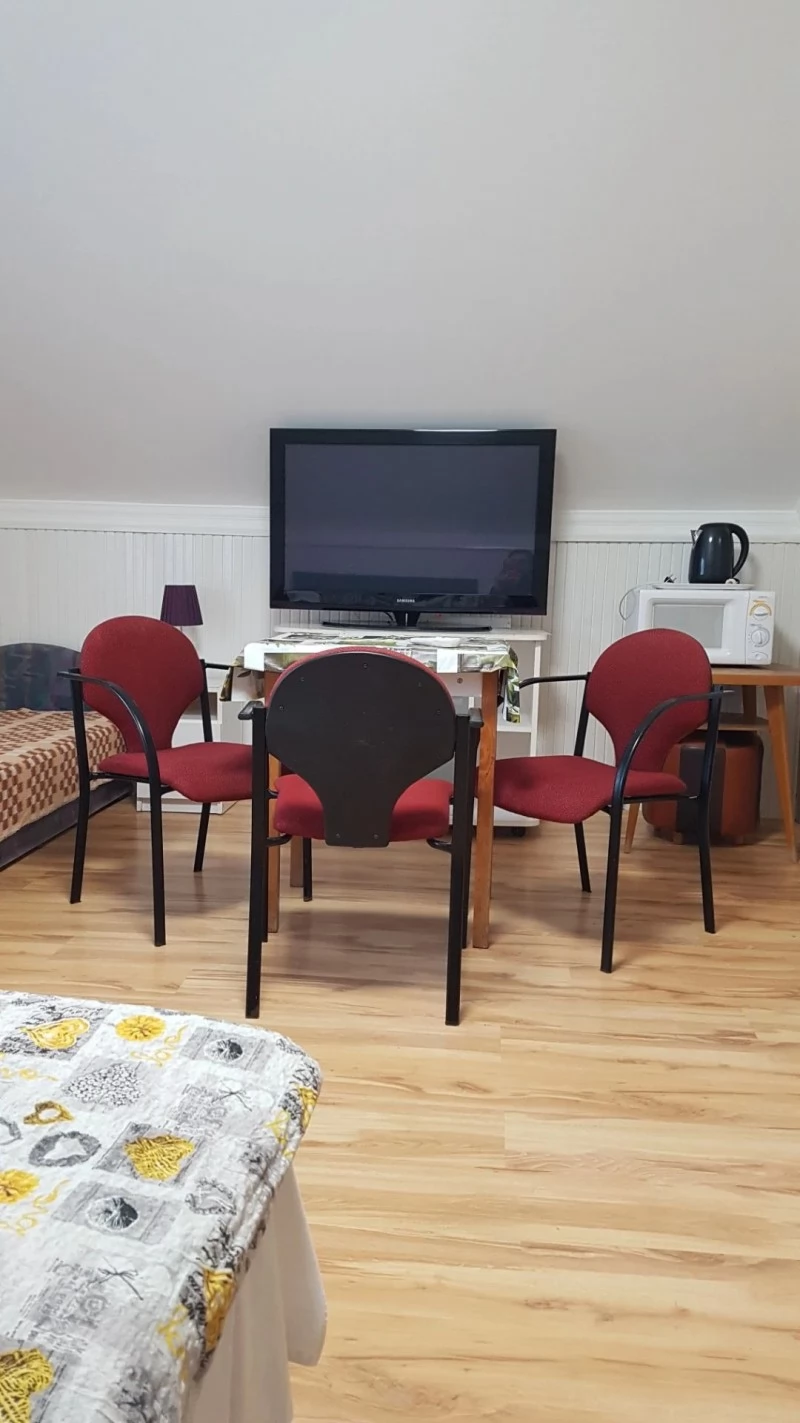  Cazare | Casă de apartamente (K0933-13) Imaginea poate fi supusă drepturilor de autor. Se recomandă contactarea titularului drepturilor.