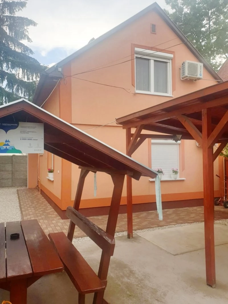  Cazare | Casă de apartamente (K0933-23) Imaginea poate fi supusă drepturilor de autor. Se recomandă contactarea titularului drepturilor.