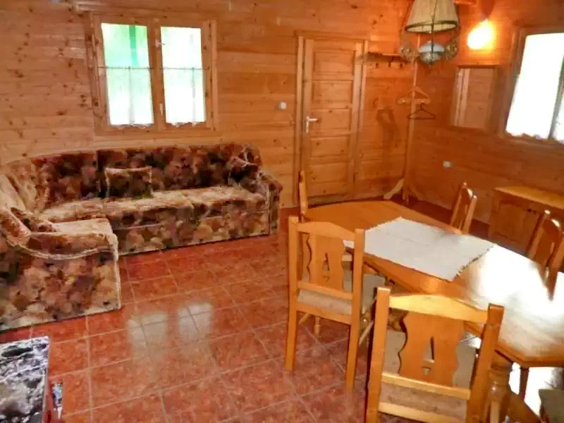 Barajul Zetea Cazare | Cabană (K0389-12) Imaginea poate fi supusă drepturilor de autor. Se recomandă contactarea titularului drepturilor.
