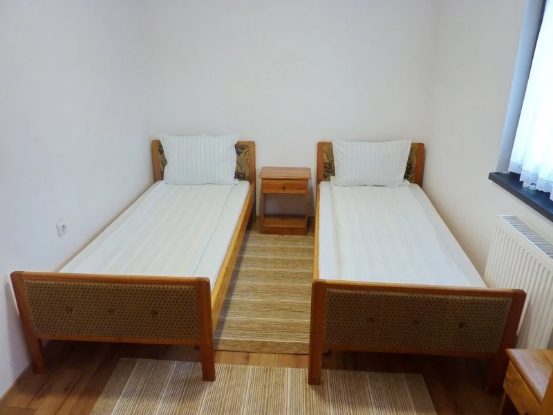Barajul Zetea Cazare | Cabană (K0564-17) Imaginea poate fi supusă drepturilor de autor. Se recomandă contactarea titularului drepturilor.