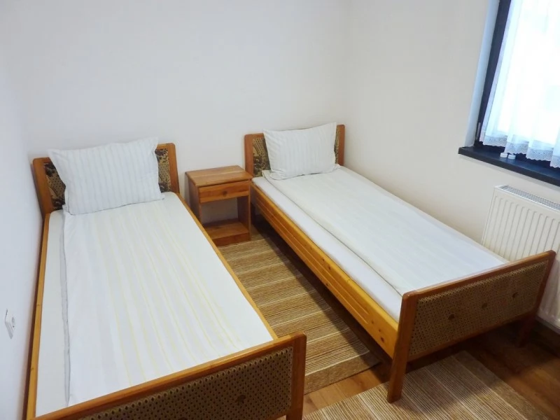 Barajul Zetea Cazare | Cabană (K0564-32) Imaginea poate fi supusă drepturilor de autor. Se recomandă contactarea titularului drepturilor.