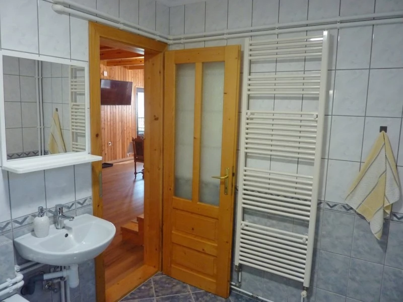 Barajul Zetea Cazare | Cabană (K0564-37) Imaginea poate fi supusă drepturilor de autor. Se recomandă contactarea titularului drepturilor.
