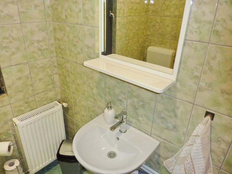 Barajul Zetea Cazare | Cabană (K0564-53) Imaginea poate fi supusă drepturilor de autor. Se recomandă contactarea titularului drepturilor.
