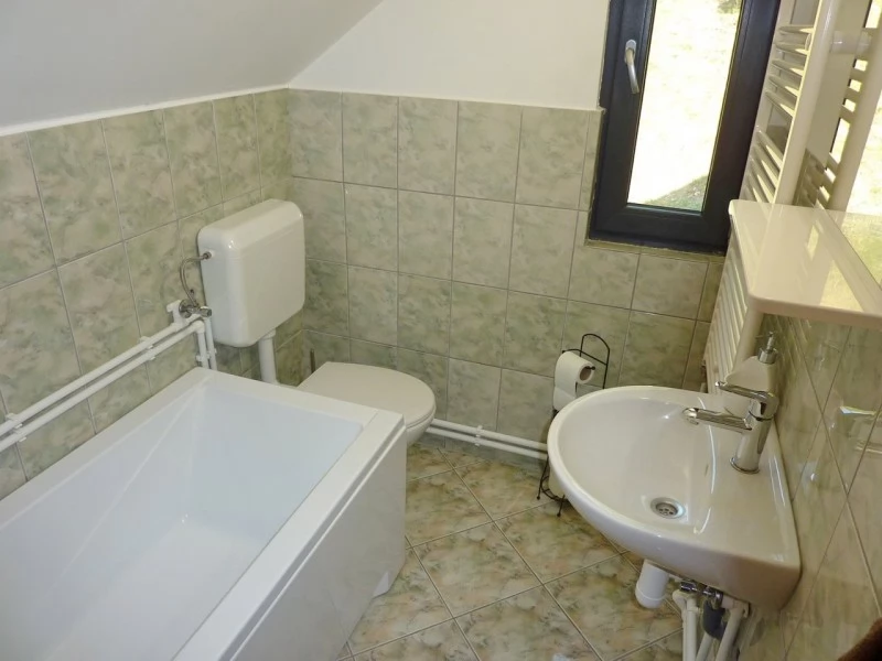 Barajul Zetea Cazare | Cabană (K0564-54) Imaginea poate fi supusă drepturilor de autor. Se recomandă contactarea titularului drepturilor.