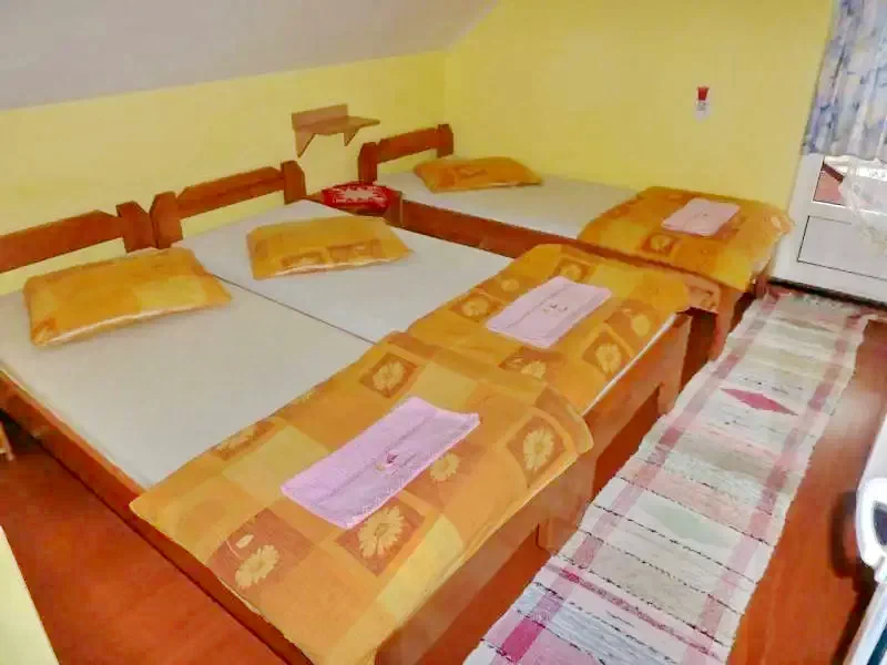 Barajul Zetea Cazare | Cabană (K1165-33) Imaginea poate fi supusă drepturilor de autor. Se recomandă contactarea titularului drepturilor.