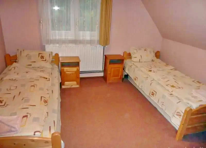 Barajul Zetea Cazare | Cabană (K1166-40) Imaginea poate fi supusă drepturilor de autor. Se recomandă contactarea titularului drepturilor.