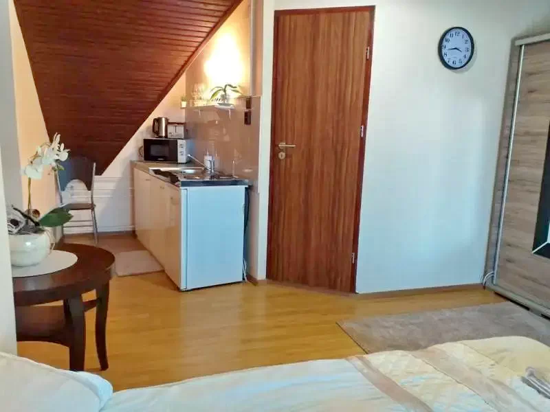 Jula Cazare | Cabană (K0086-7) Imaginea poate fi supusă drepturilor de autor. Se recomandă contactarea titularului drepturilor.