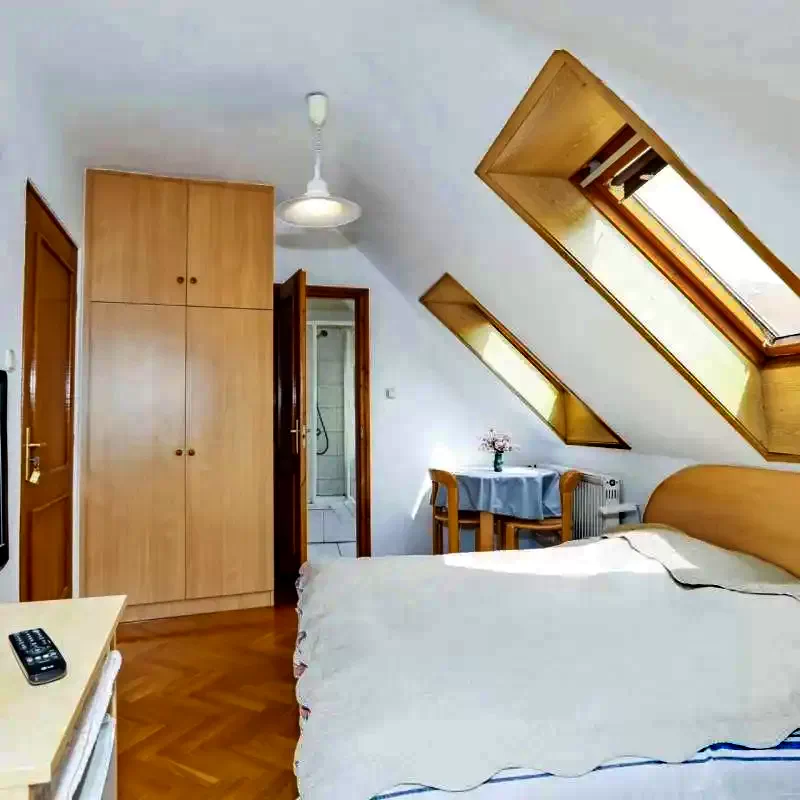  Cazare | Sat de vacanță (K0275-5) Imaginea poate fi supusă drepturilor de autor. Se recomandă contactarea titularului drepturilor.