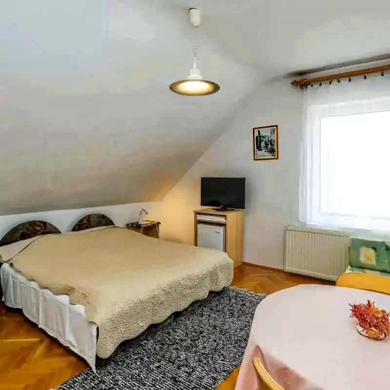  Cazare | Sat de vacanță (K0275-7) Imaginea poate fi supusă drepturilor de autor. Se recomandă contactarea titularului drepturilor.