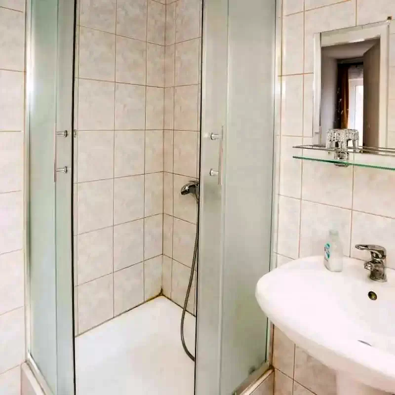  Cazare | Cabană (K0275-8) Imaginea poate fi supusă drepturilor de autor. Se recomandă contactarea titularului drepturilor.