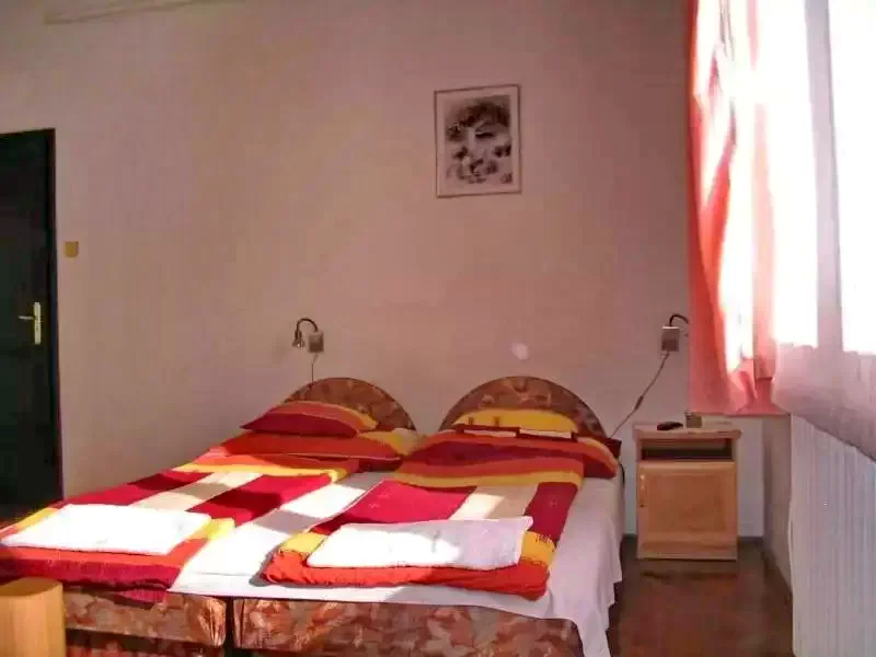  Cazare | Sat de vacanță (K0275-10) Imaginea poate fi supusă drepturilor de autor. Se recomandă contactarea titularului drepturilor.