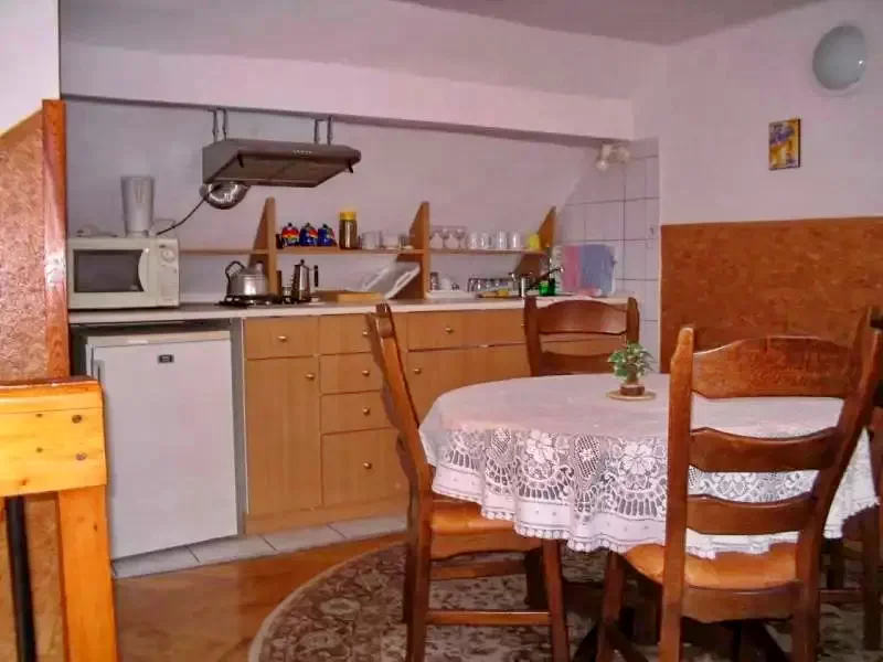  Cazare | Cabană (K0275-12) Imaginea poate fi supusă drepturilor de autor. Se recomandă contactarea titularului drepturilor.