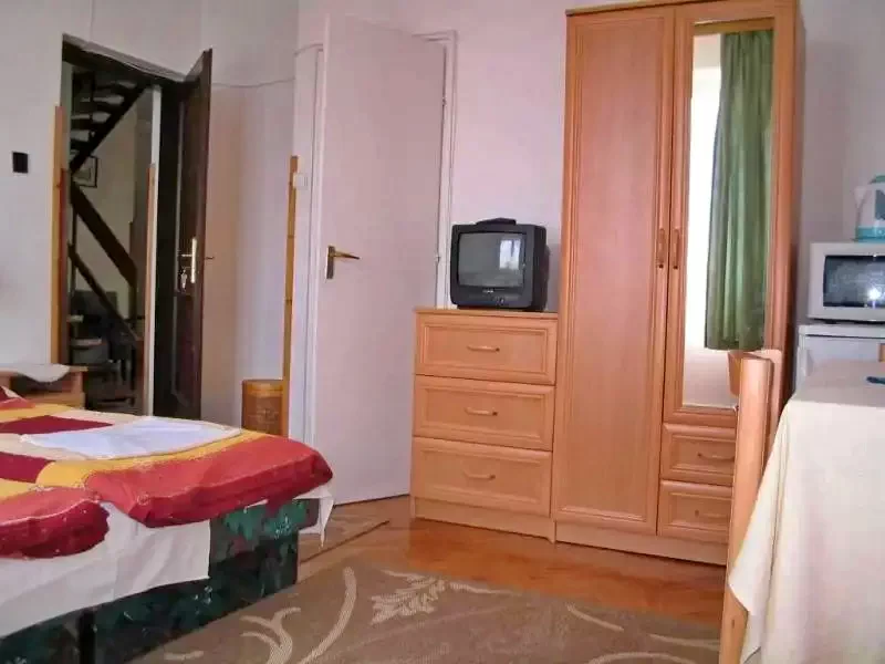  Cazare | Cabană (K0275-16) Imaginea poate fi supusă drepturilor de autor. Se recomandă contactarea titularului drepturilor.