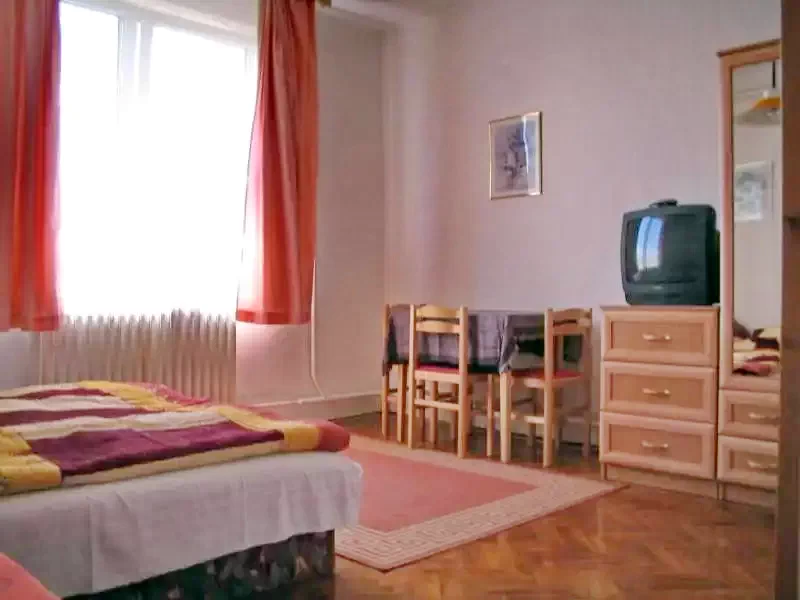  Cazare | Sat de vacanță (K0275-19) Imaginea poate fi supusă drepturilor de autor. Se recomandă contactarea titularului drepturilor.