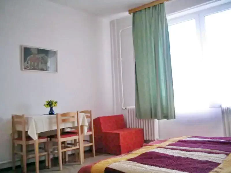  Cazare | Sat de vacanță (K0275-20) Imaginea poate fi supusă drepturilor de autor. Se recomandă contactarea titularului drepturilor.