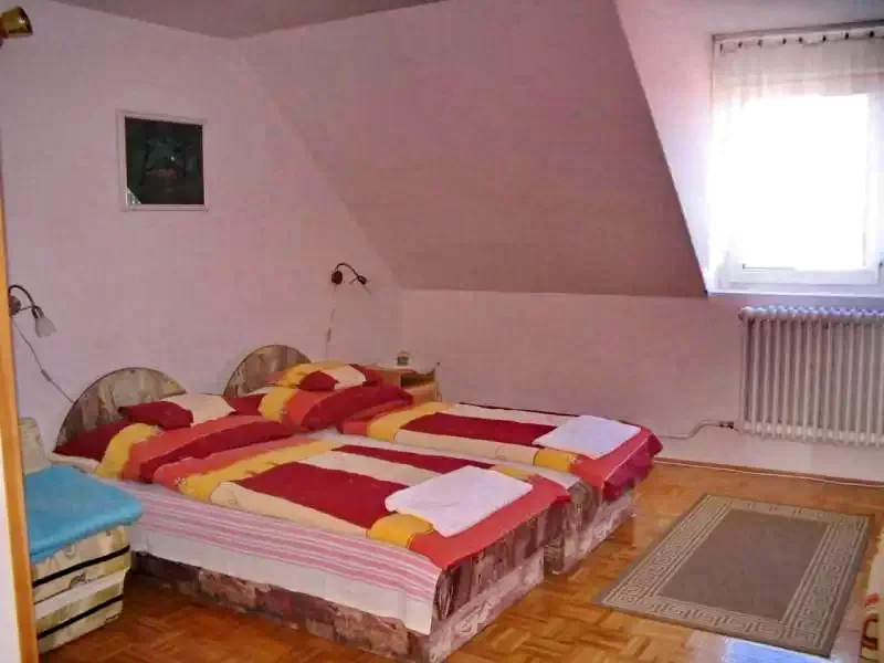  Cazare | Sat de vacanță (K0275-22) Imaginea poate fi supusă drepturilor de autor. Se recomandă contactarea titularului drepturilor.