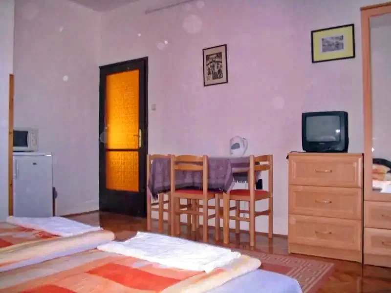  Cazare | Sat de vacanță (K0275-23) Imaginea poate fi supusă drepturilor de autor. Se recomandă contactarea titularului drepturilor.