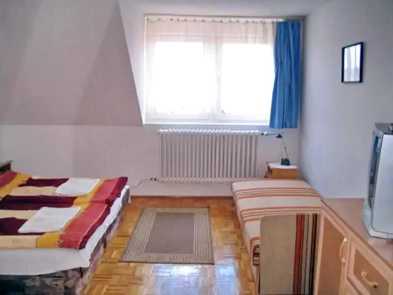  Cazare | Sat de vacanță (K0275-25) Imaginea poate fi supusă drepturilor de autor. Se recomandă contactarea titularului drepturilor.