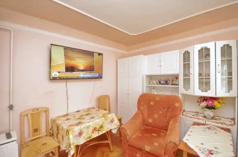 Jula Cazare | Cabană (K0111-4) Imaginea poate fi supusă drepturilor de autor. Se recomandă contactarea titularului drepturilor.