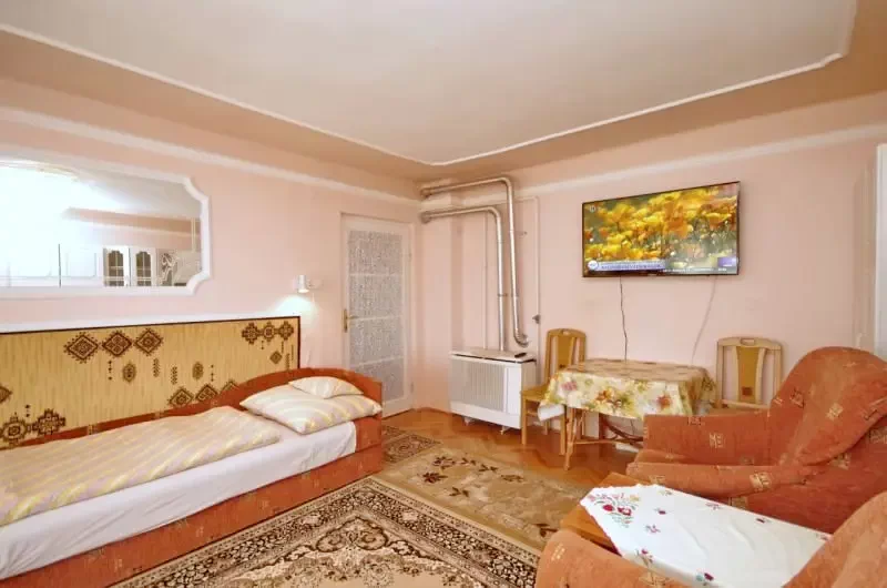 Jula Cazare | Sat de vacanță (K0111-5) Imaginea poate fi supusă drepturilor de autor. Se recomandă contactarea titularului drepturilor.