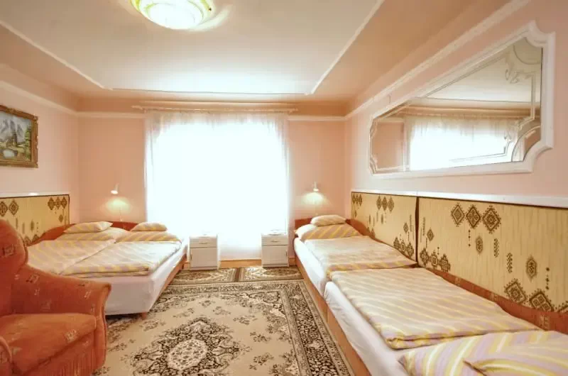 Jula Cazare | Sat de vacanță (K0111-6) Imaginea poate fi supusă drepturilor de autor. Se recomandă contactarea titularului drepturilor.