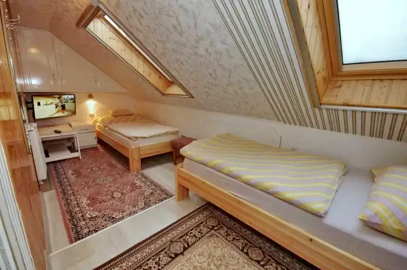 Jula Cazare | Sat de vacanță (K0111-32) Imaginea poate fi supusă drepturilor de autor. Se recomandă contactarea titularului drepturilor.